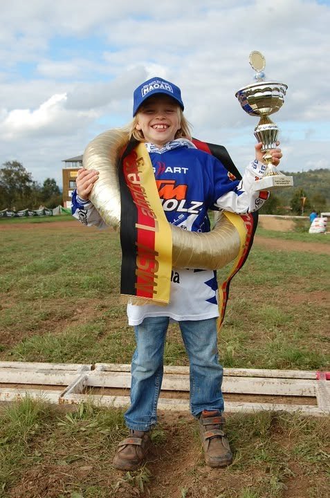 Ben als Kind mit Pokal und Deutschland-Schärpe