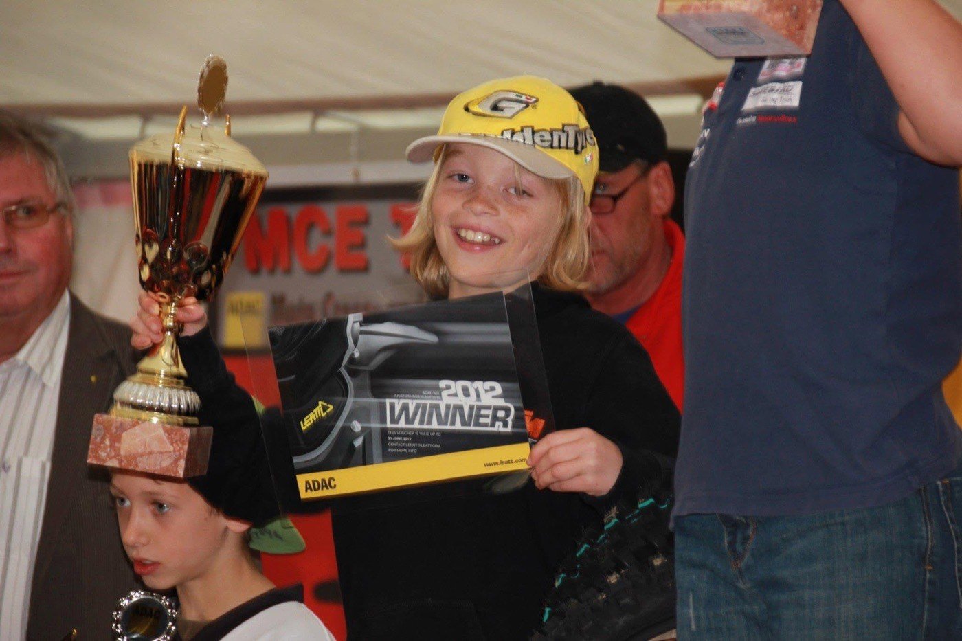 Siegerehrung 2012 mit Pokal und Winner-Tafel